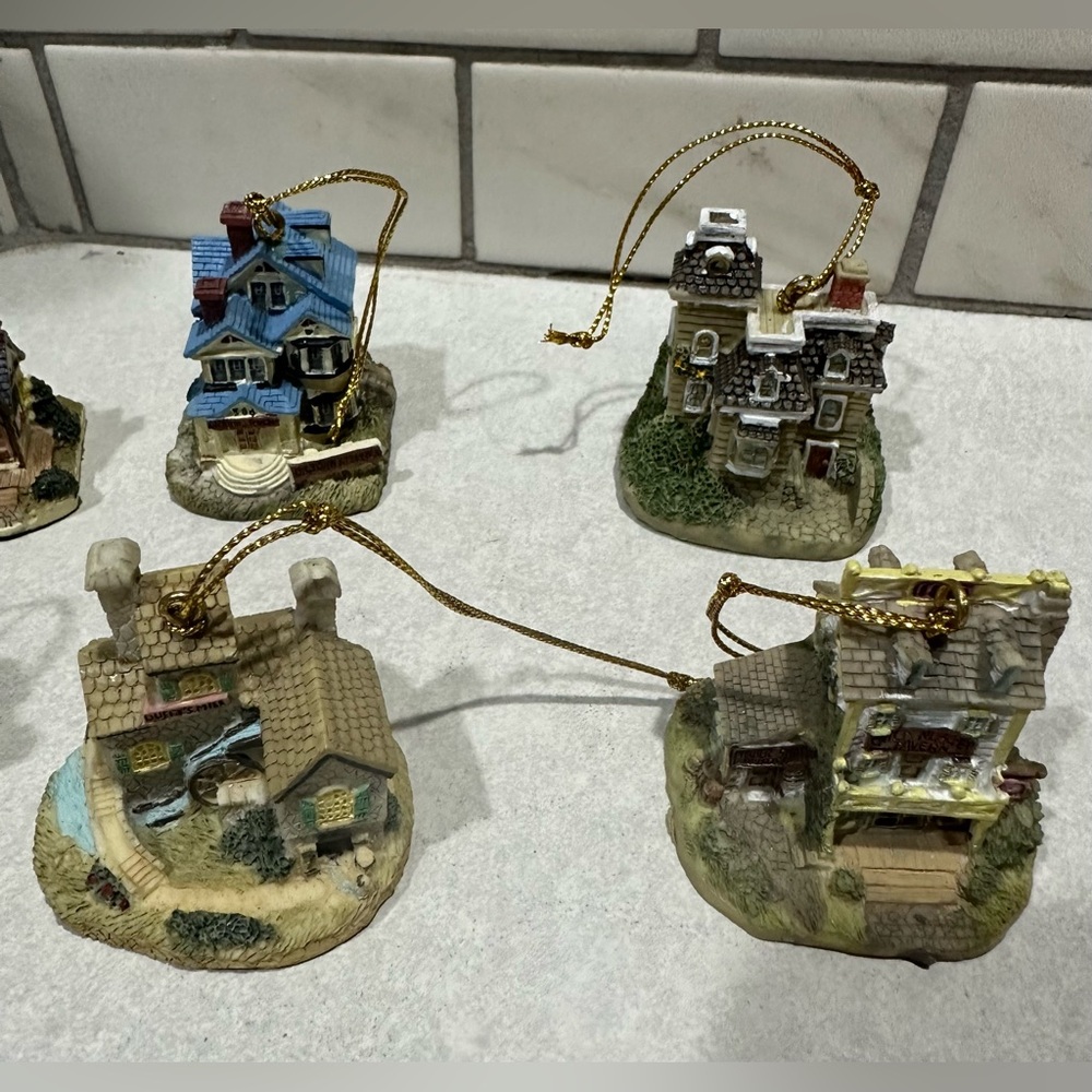 2 Liberty Falls Christmas Tree
Ornament Sets W/ 12 Individually
Hand Painted - Picture 9 of 16